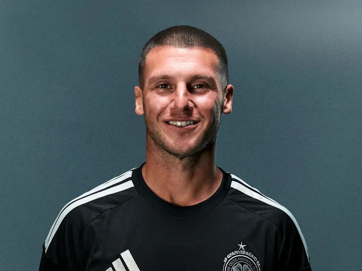Jugador sonriendo en uniforme de entrenamiento Jugador sonriendo en uniforme de entrenamiento