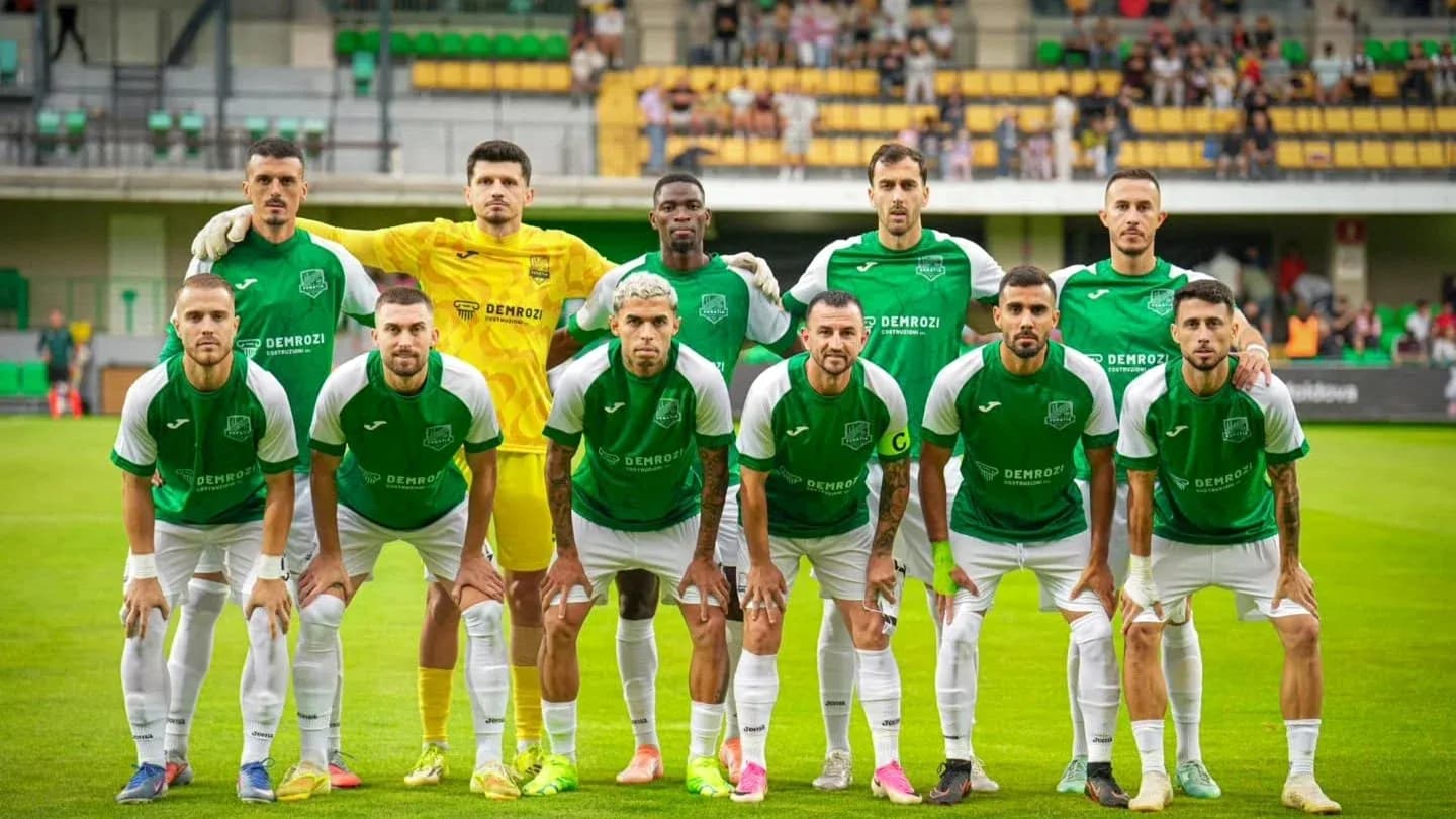 Equipo de Egnatia Rrogozhinë posando en el campo Equipo de Egnatia Rrogozhinë posando en el campo