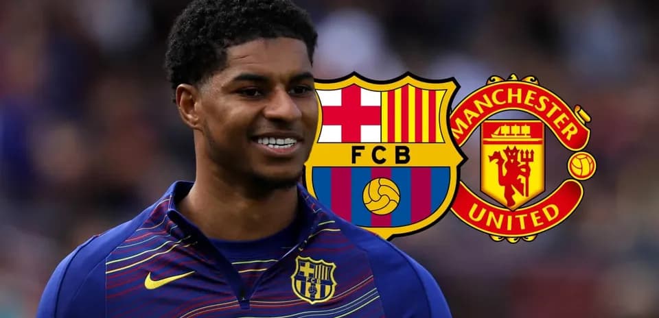 Jugador sonriente con logos de Barcelona y Manchester United Jugador sonriente con logos de Barcelona y Manchester United