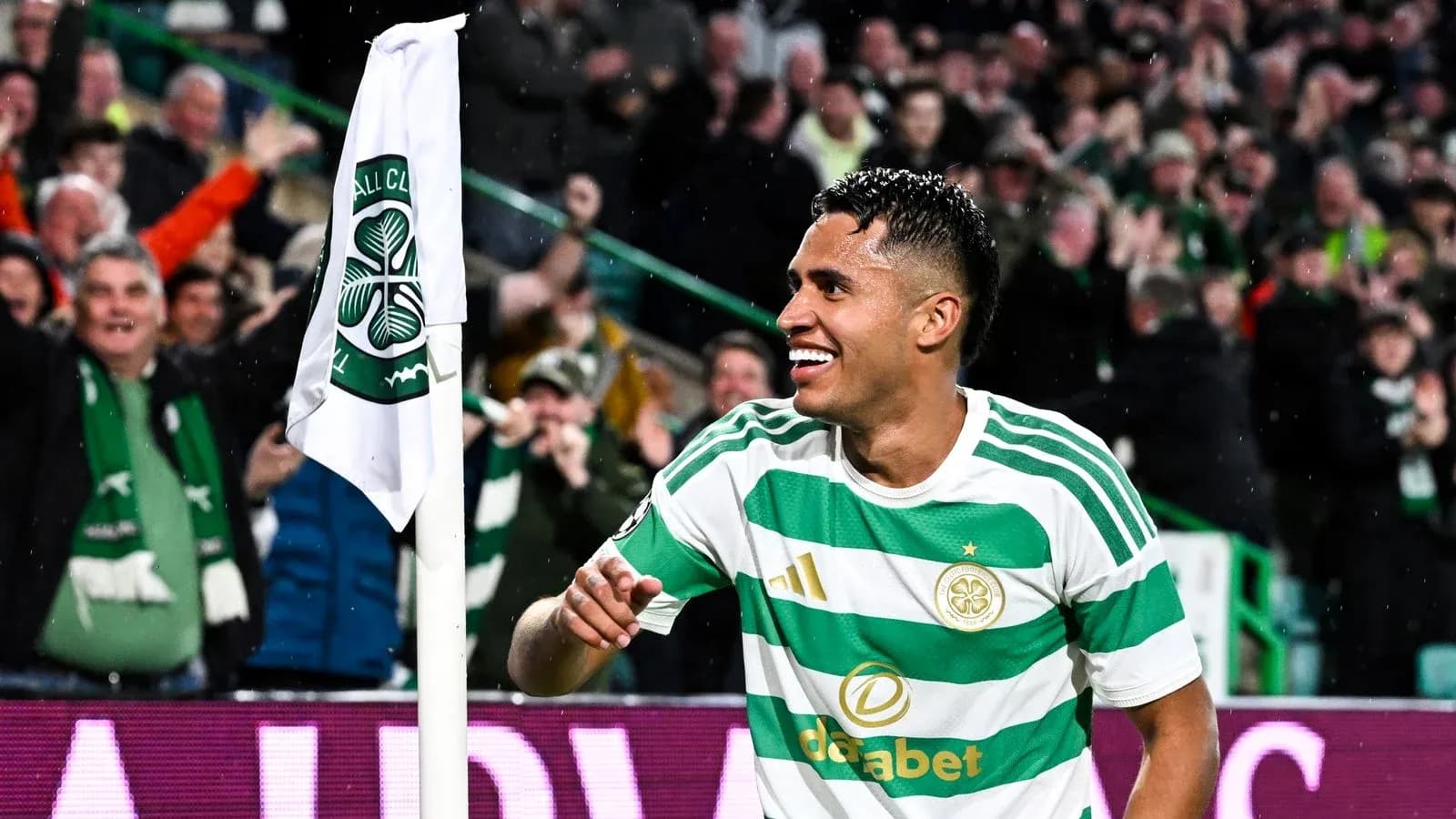Jugador de Celtic celebrando un gol Jugador de Celtic celebrando un gol