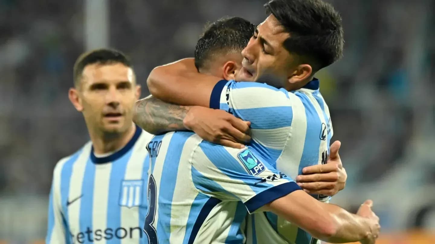 Jugadores de Racing Club celebrando un gol Jugadores de Racing Club celebrando un gol