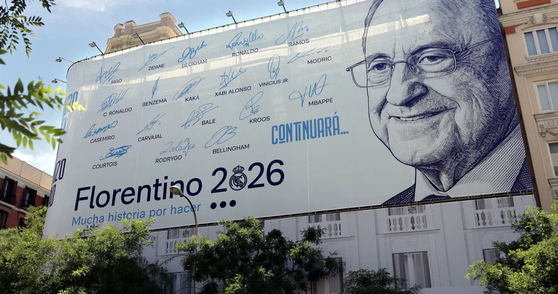 Mural de Florentino Pérez con firmas de jugadores Mural de Florentino Pérez con firmas de jugadores