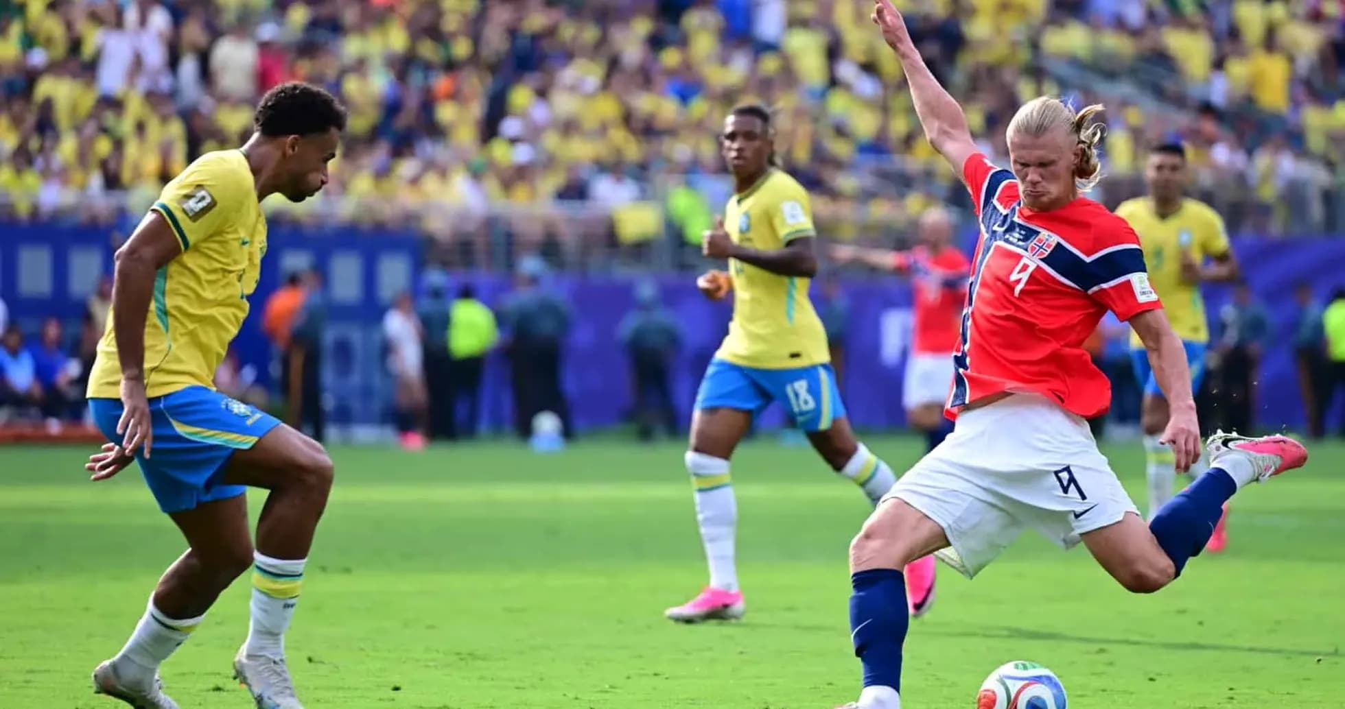 Jugador brasileño defendiendo ante jugador noruego Jugador brasileño defendiendo ante jugador noruego