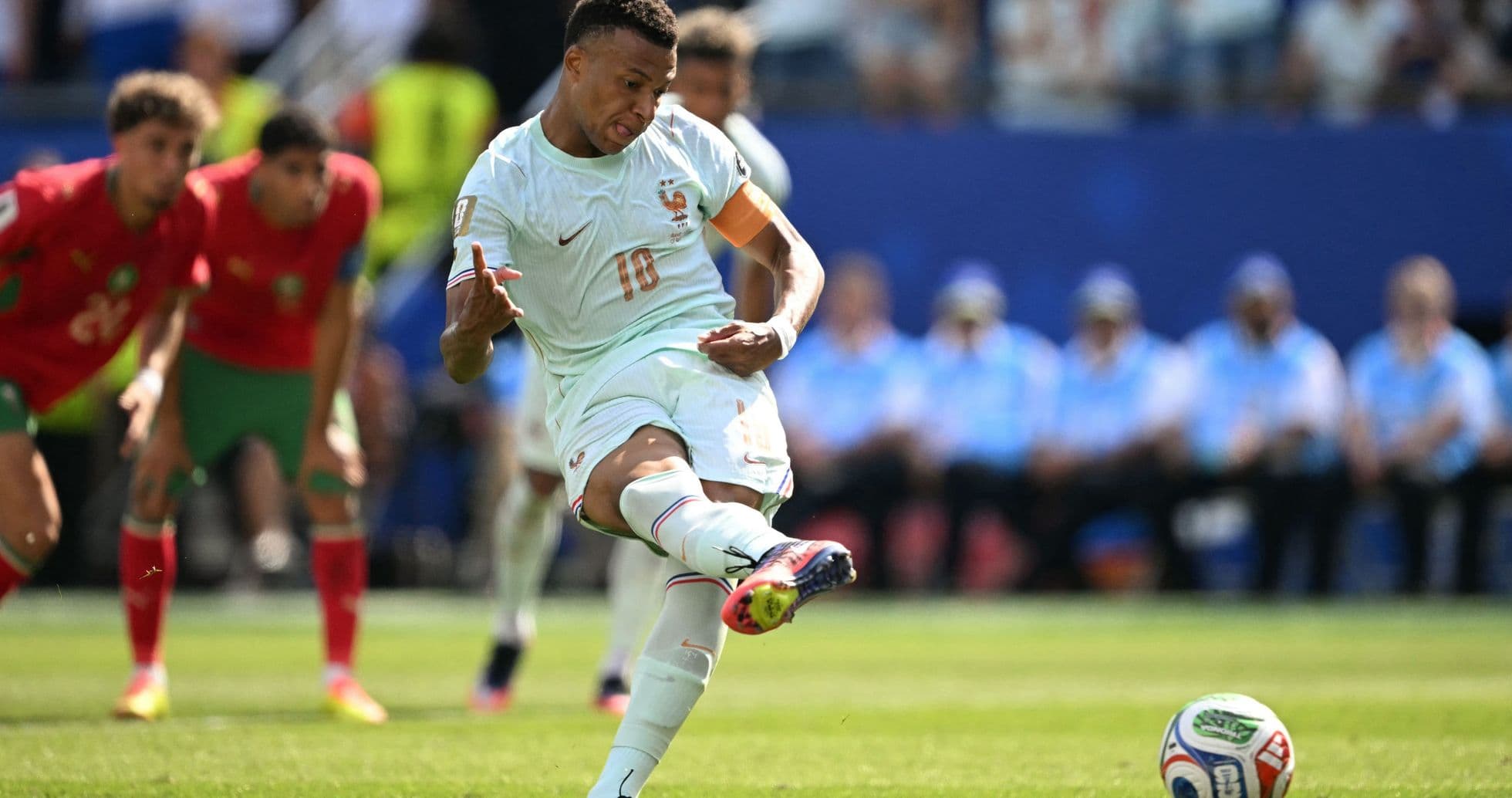 Jugador ejecutando un penalti en el partido Jugador ejecutando un penalti en el partido