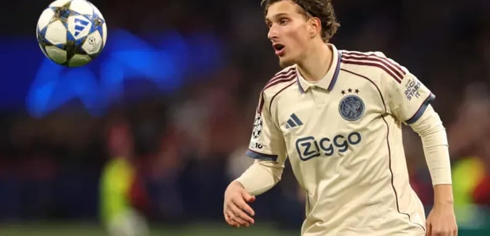 Jugador de Ajax controlando el balón en el aire Jugador de Ajax controlando el balón en el aire