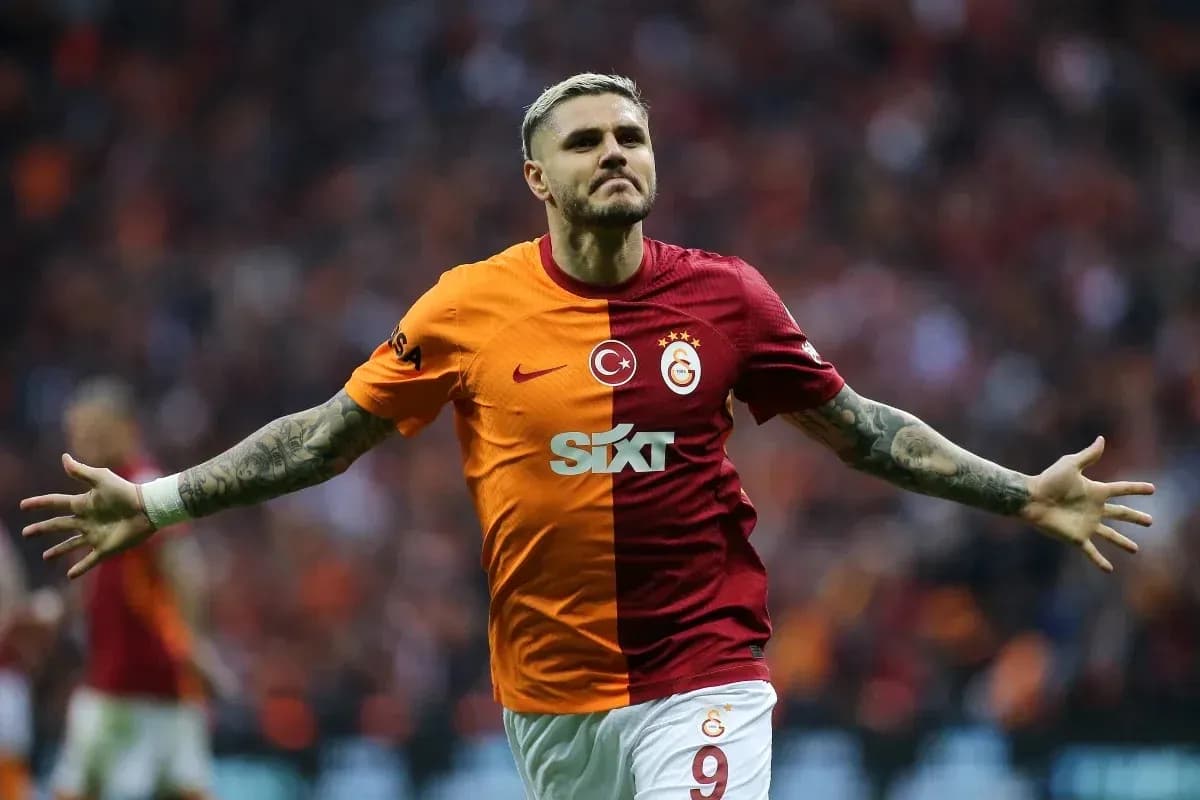 Jugador de Galatasaray celebrando un gol en el campo Jugador de Galatasaray celebrando un gol en el campo