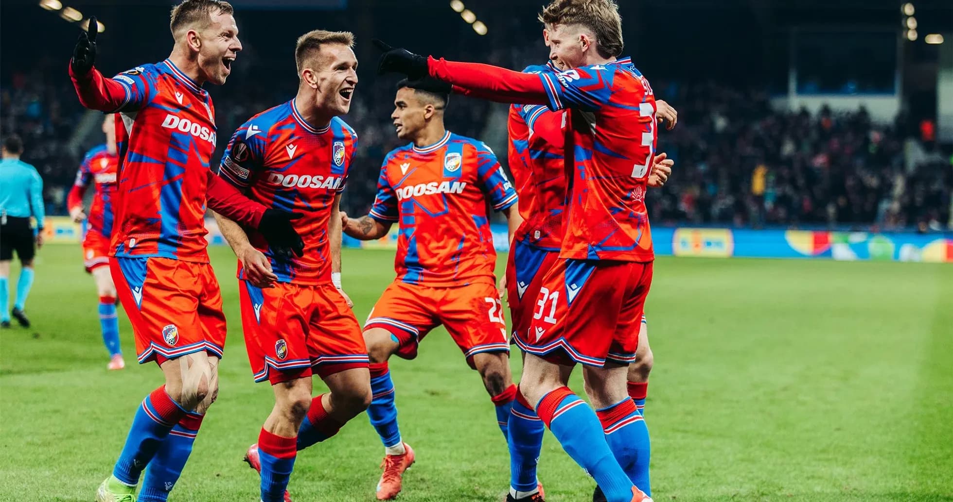 Jugadores de Plzen celebrando un gol Jugadores de Plzen celebrando un gol