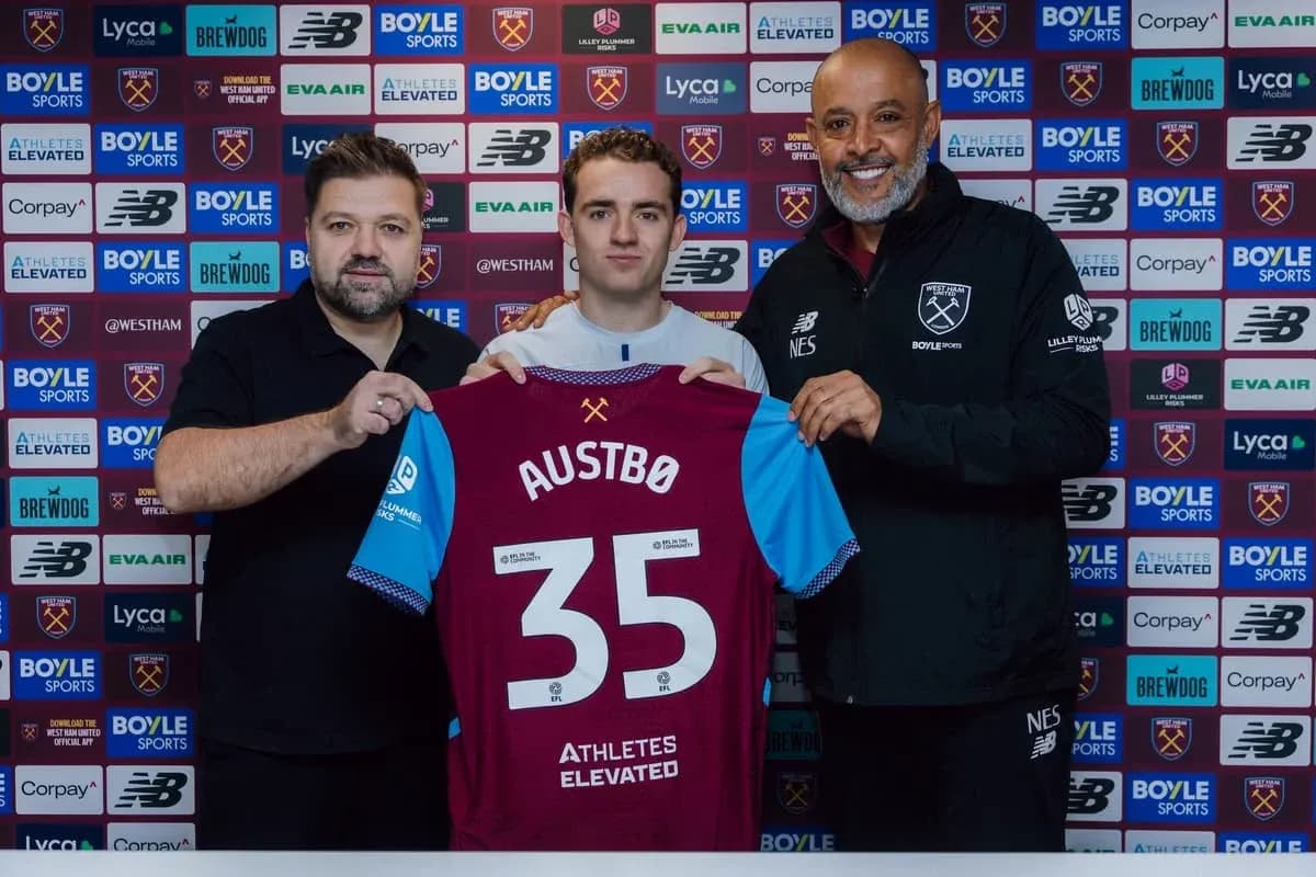 Jugador presenta su camiseta con el club West Ham Jugador presenta su camiseta con el club West Ham