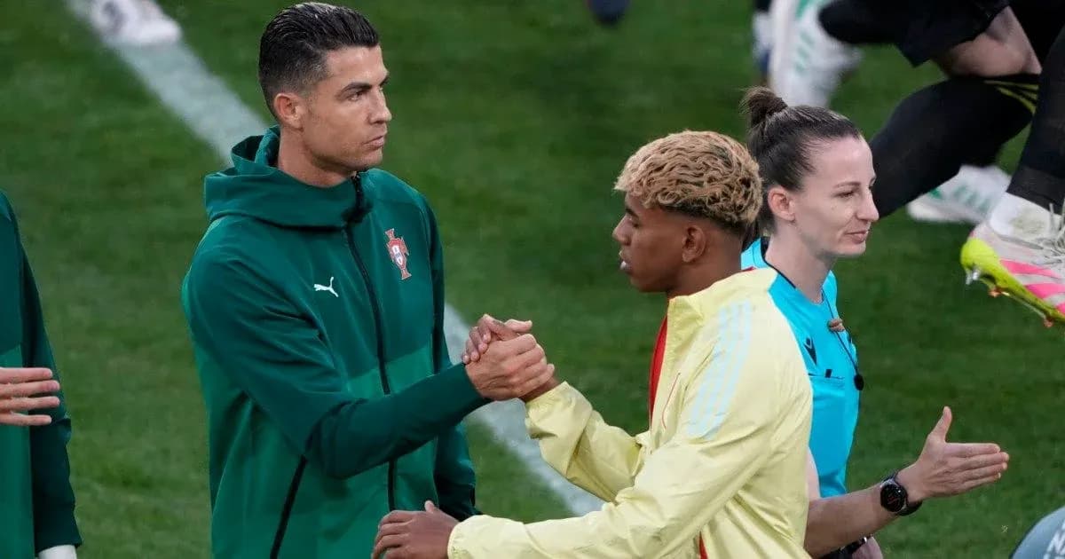 Cristiano Ronaldo saludando a otro jugador en el campo Cristiano Ronaldo saludando a otro jugador en el campo