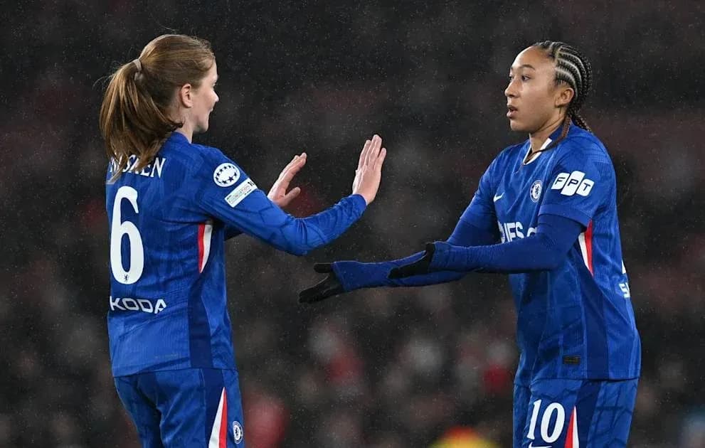 Jugadoras de Chelsea saludándose durante el partido Jugadoras de Chelsea saludándose durante el partido