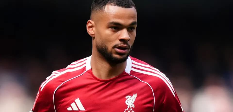 Jugador de Liverpool en uniforme rojo en el campo Jugador de Liverpool en uniforme rojo en el campo
