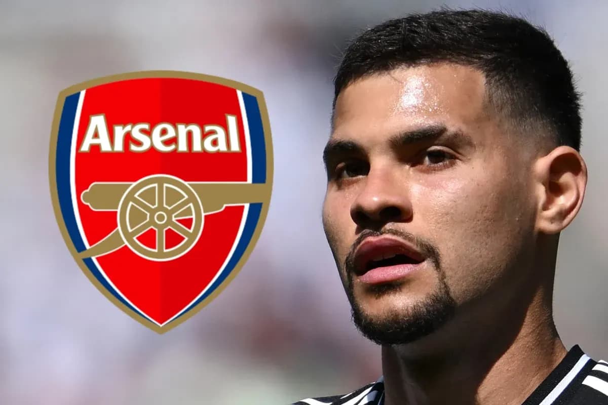 Jugador de fútbol con escudo de Arsenal de fondo Jugador de fútbol con escudo de Arsenal de fondo