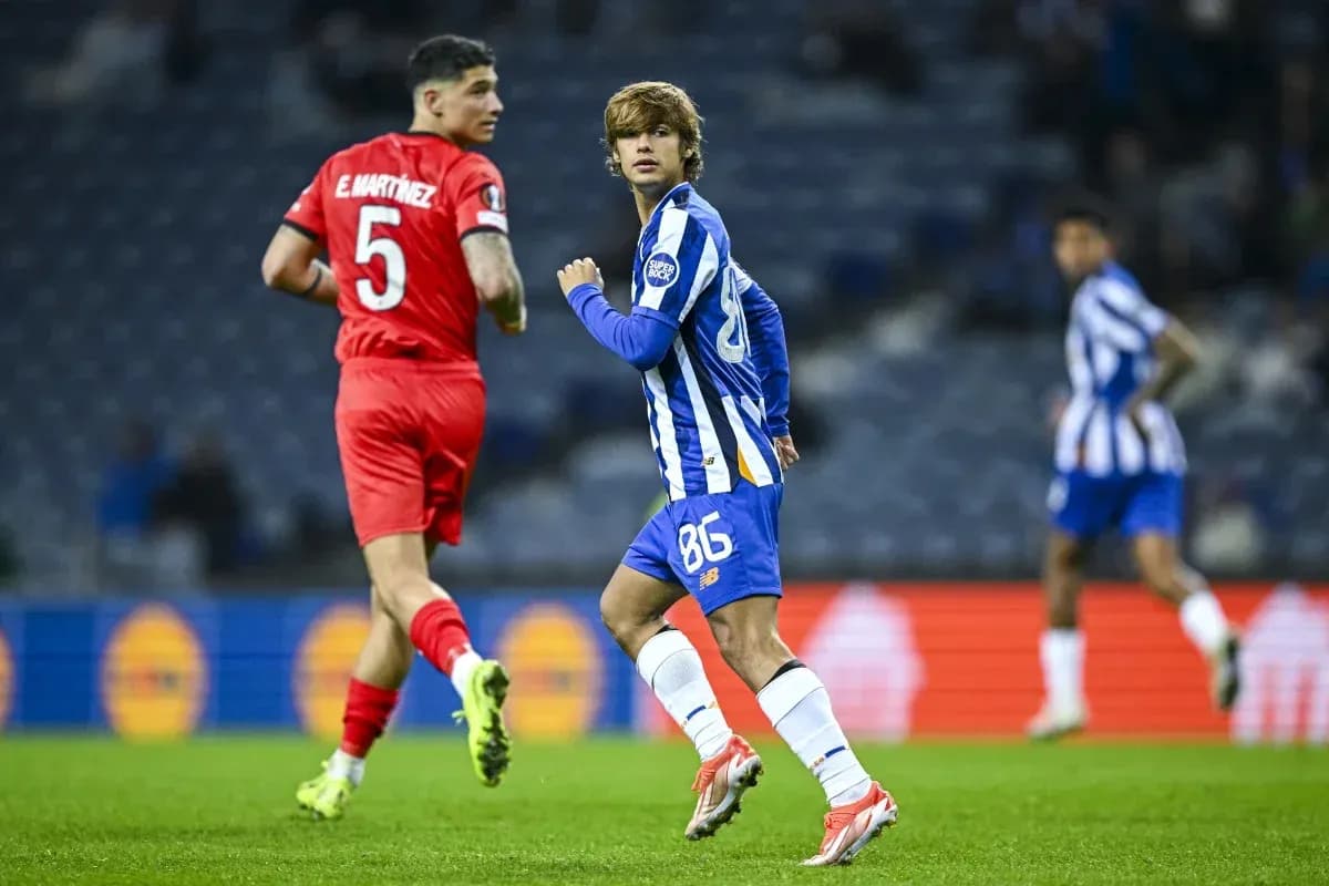 Jugador del Porto corriendo durante el partido Jugador del Porto corriendo durante el partido