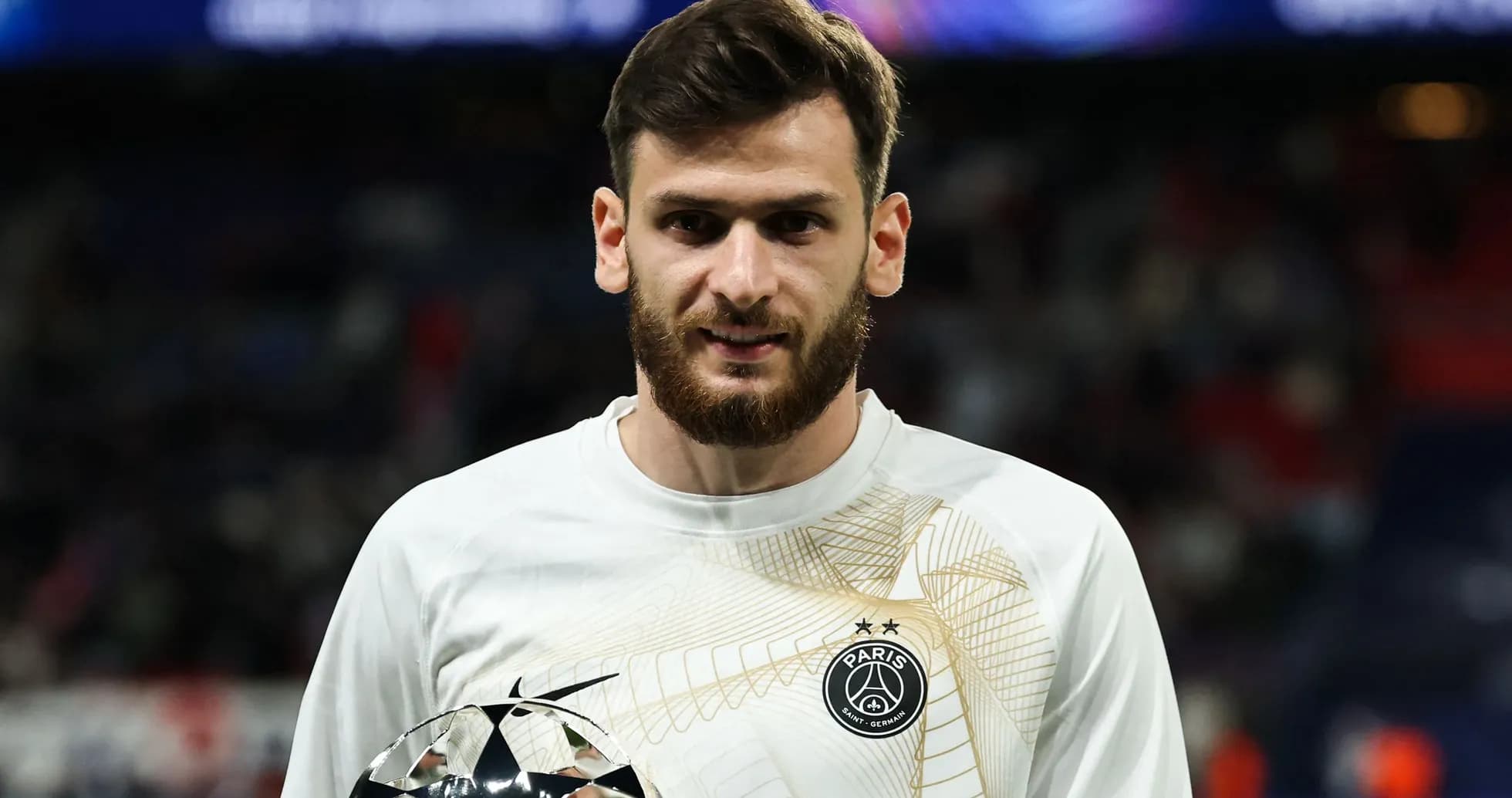 Jugador de PSG sosteniendo trofeo de la Champions Jugador de PSG sosteniendo trofeo de la Champions