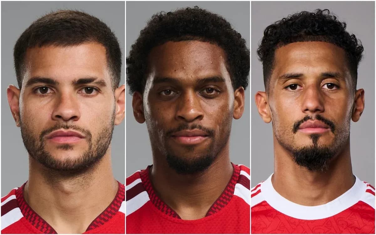 Tres jugadores de fútbol posando para la foto Tres jugadores de fútbol posando para la foto