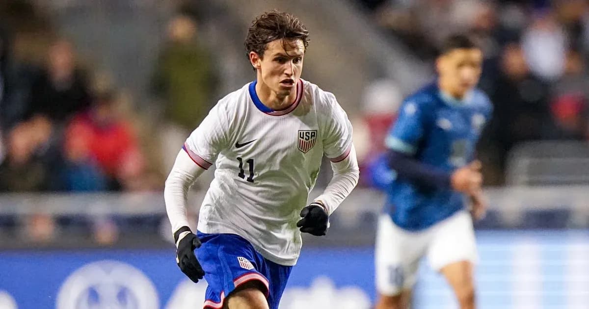 Jugador de Estados Unidos corriendo durante el partido Jugador de Estados Unidos corriendo durante el partido