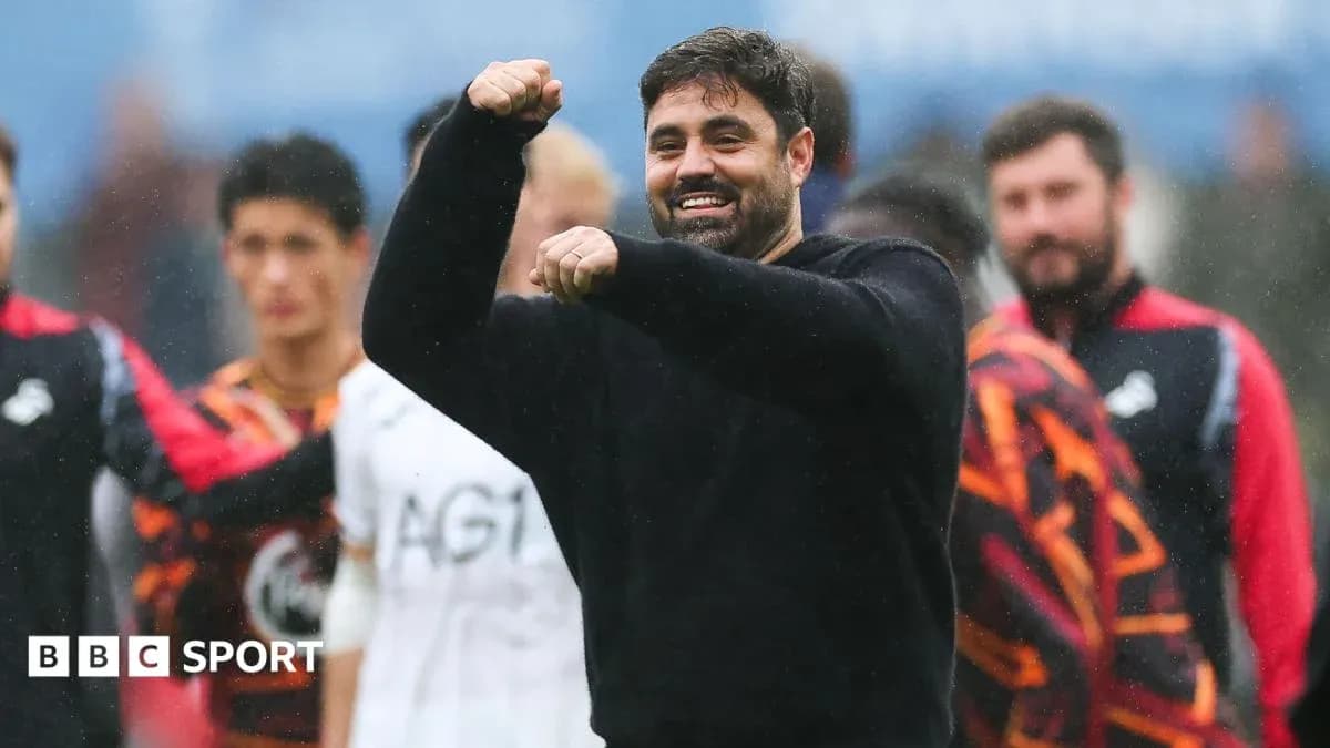 Entrenador celebrando con jugadores en el campo Entrenador celebrando con jugadores en el campo