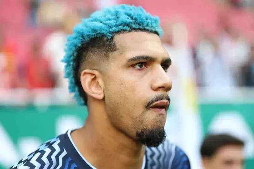 Portero con cabello azul antes del partido Portero con cabello azul antes del partido