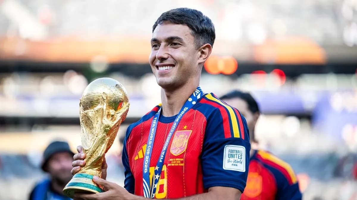 Jugador sosteniendo la Copa Mundial de la FIFA Jugador sosteniendo la Copa Mundial de la FIFA