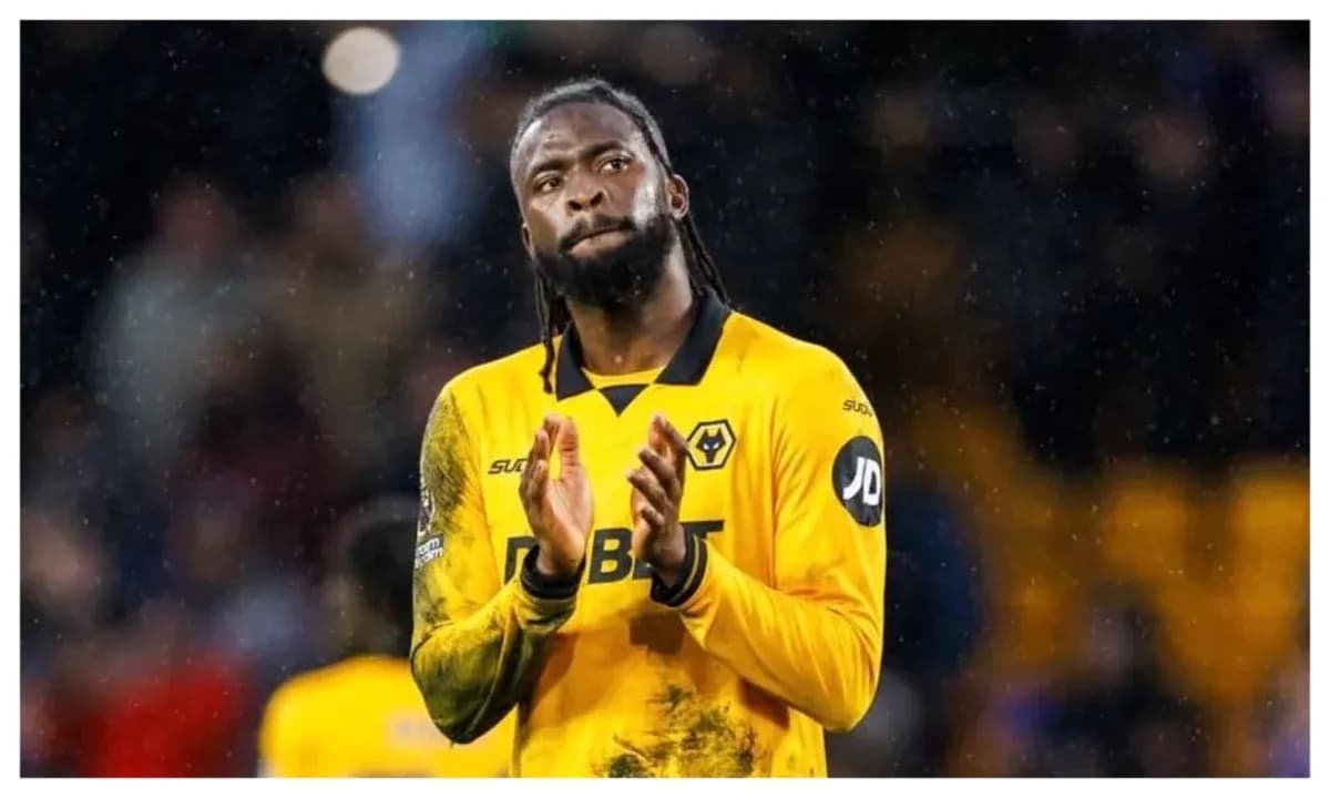 Jugador aplaudiendo en campo de fútbol bajo la lluvia Jugador aplaudiendo en campo de fútbol bajo la lluvia