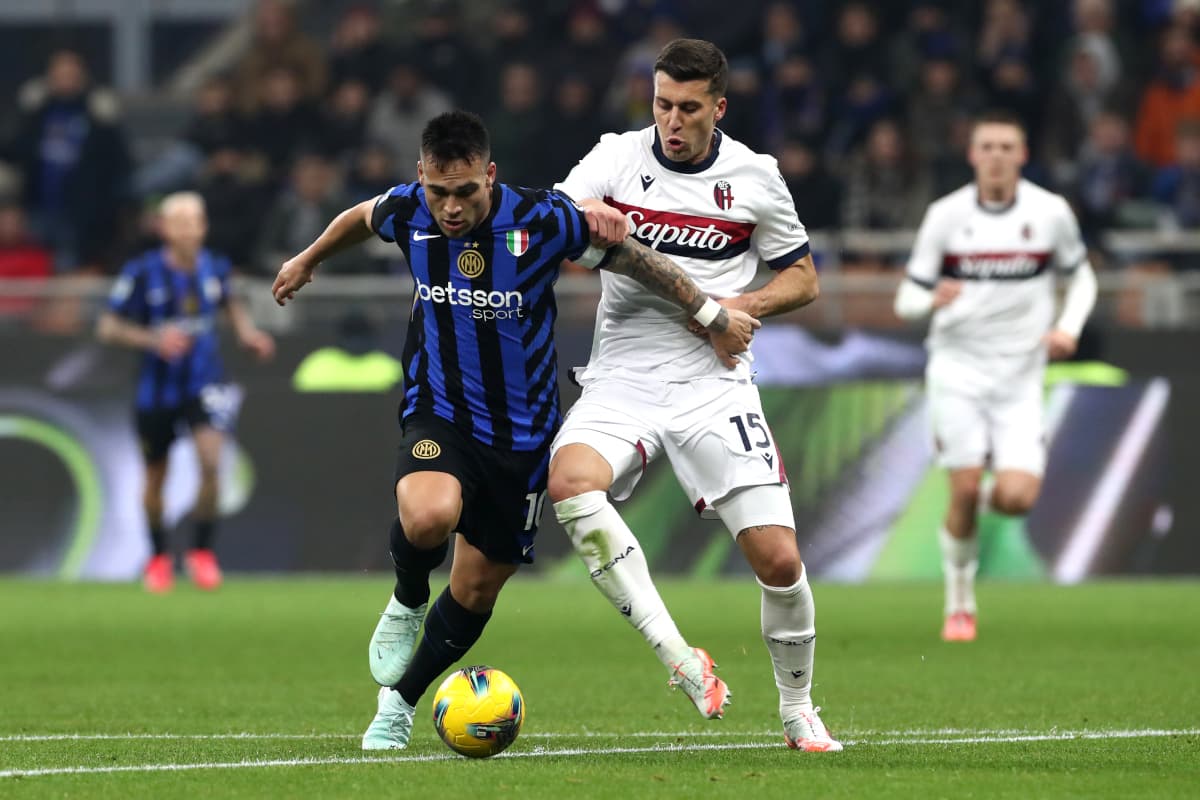 Luchando por el balón entre Bologna e Inter Luchando por el balón entre Bologna e Inter