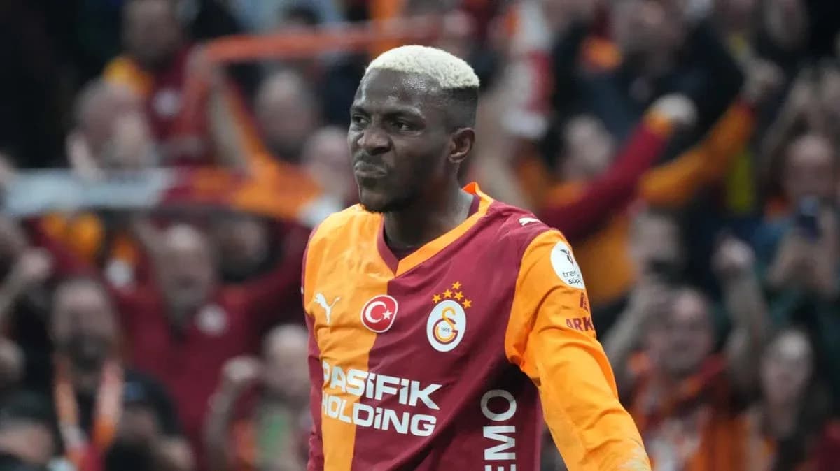 Jugador de Galatasaray celebrando un gol en el estadio Jugador de Galatasaray celebrando un gol en el estadio