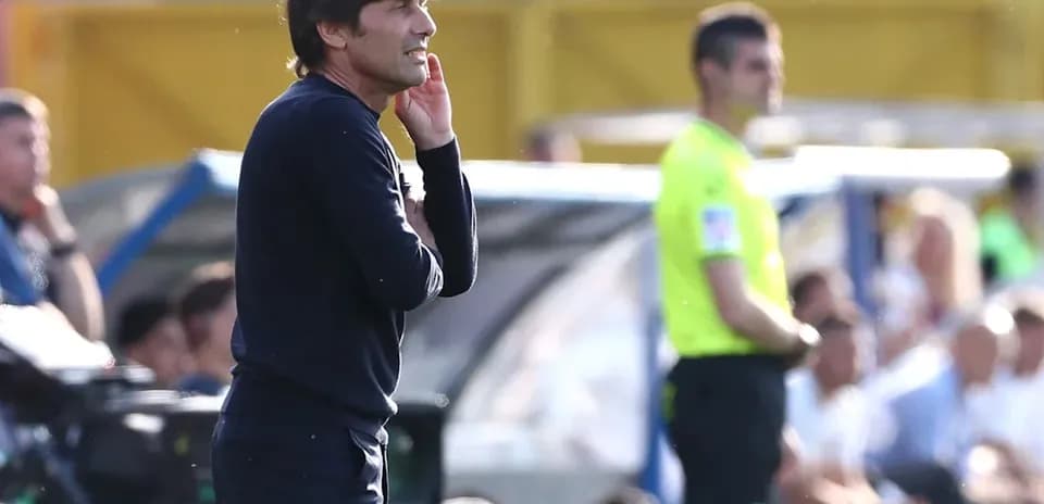 Entrenador dirigiendo desde la línea de banda Entrenador dirigiendo desde la línea de banda