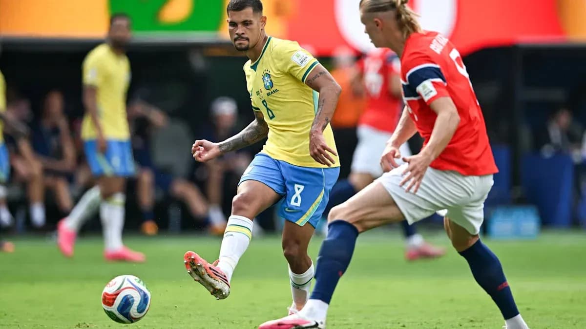 Jugador brasileño pasando el balón durante el partido Jugador brasileño pasando el balón durante el partido