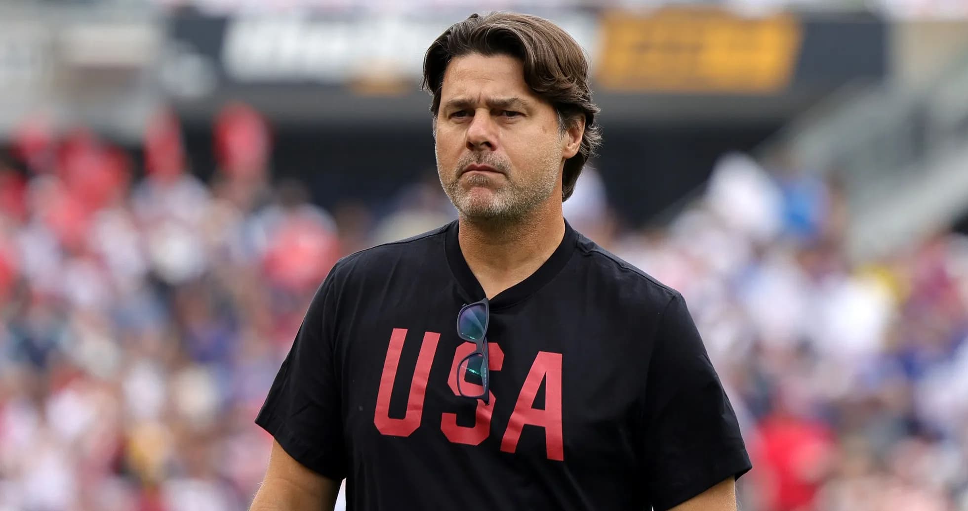 Entrenador con camiseta negra con 'USA' en el estadio Entrenador con camiseta negra con 'USA' en el estadio