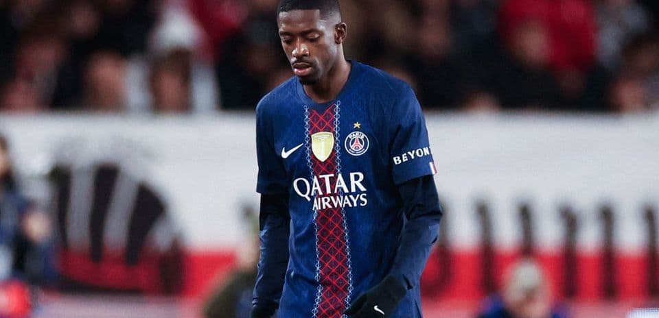 Jugador del PSG caminando con la cabeza gacha Jugador del PSG caminando con la cabeza gacha