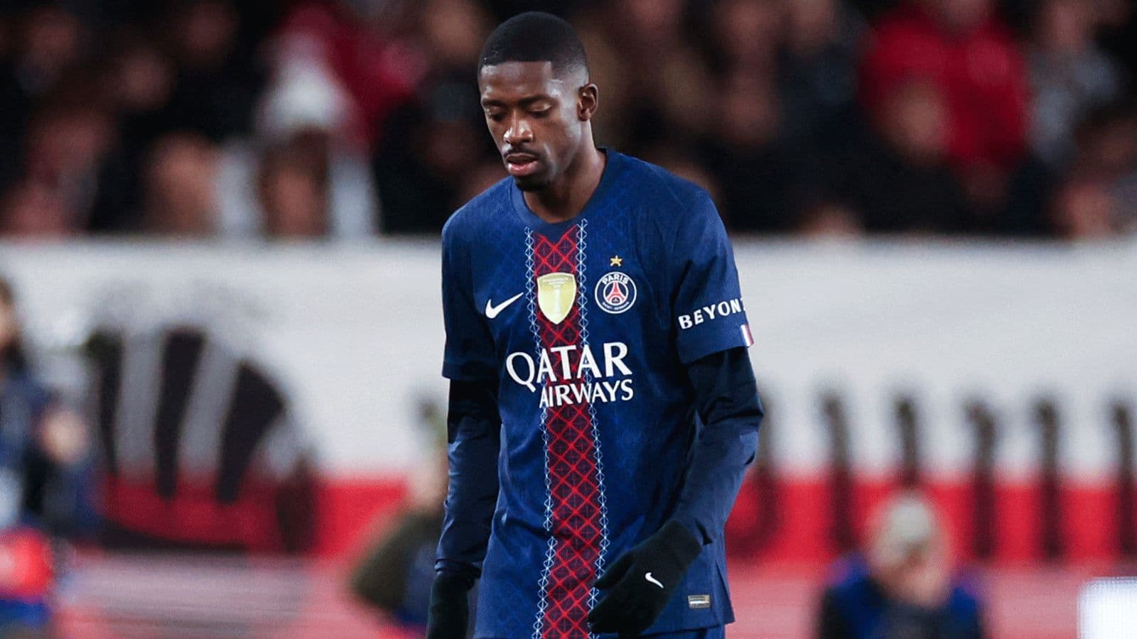 Jugador del PSG caminando con la cabeza gacha Jugador del PSG caminando con la cabeza gacha