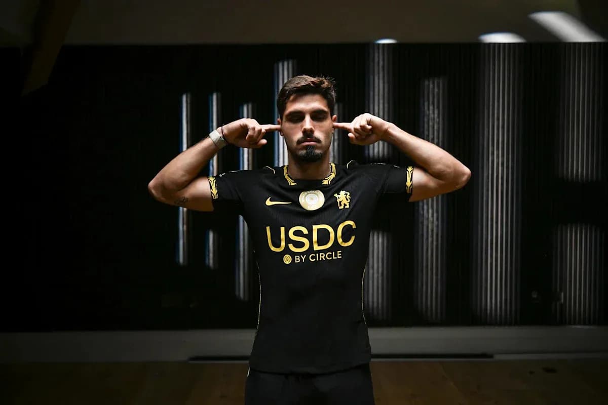 Jugador con camiseta negra posando en estudio Jugador con camiseta negra posando en estudio