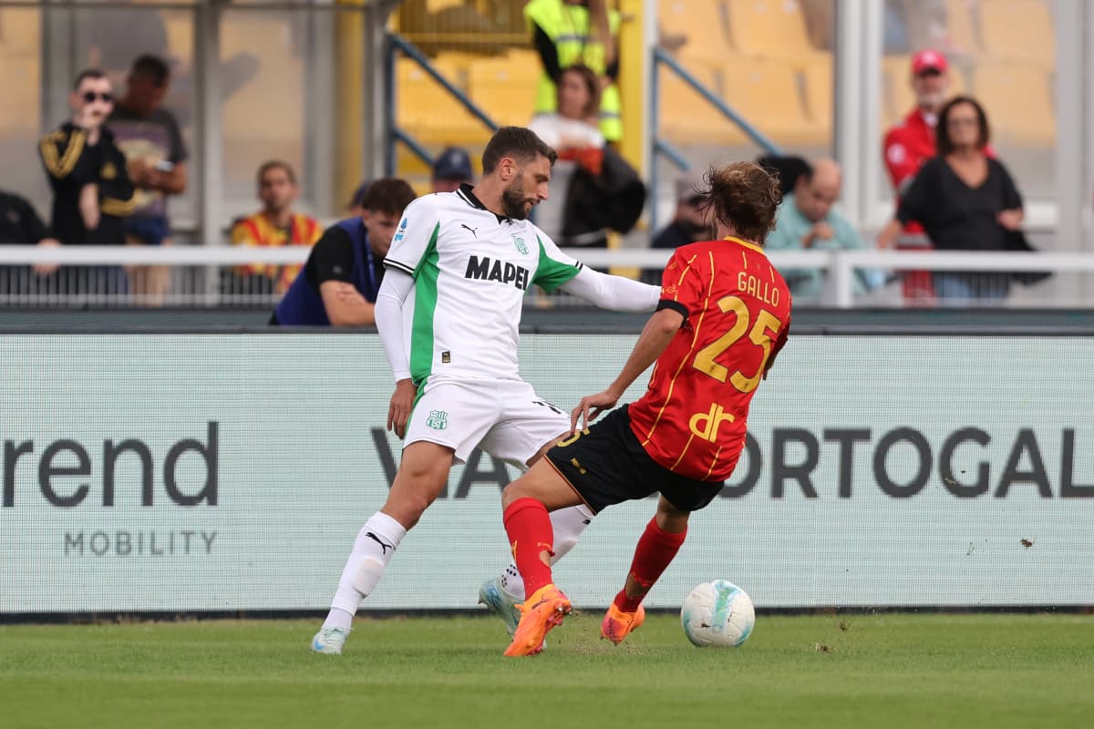 Jugadores de Sassuolo y Lecce en acción Jugadores de Sassuolo y Lecce en acción