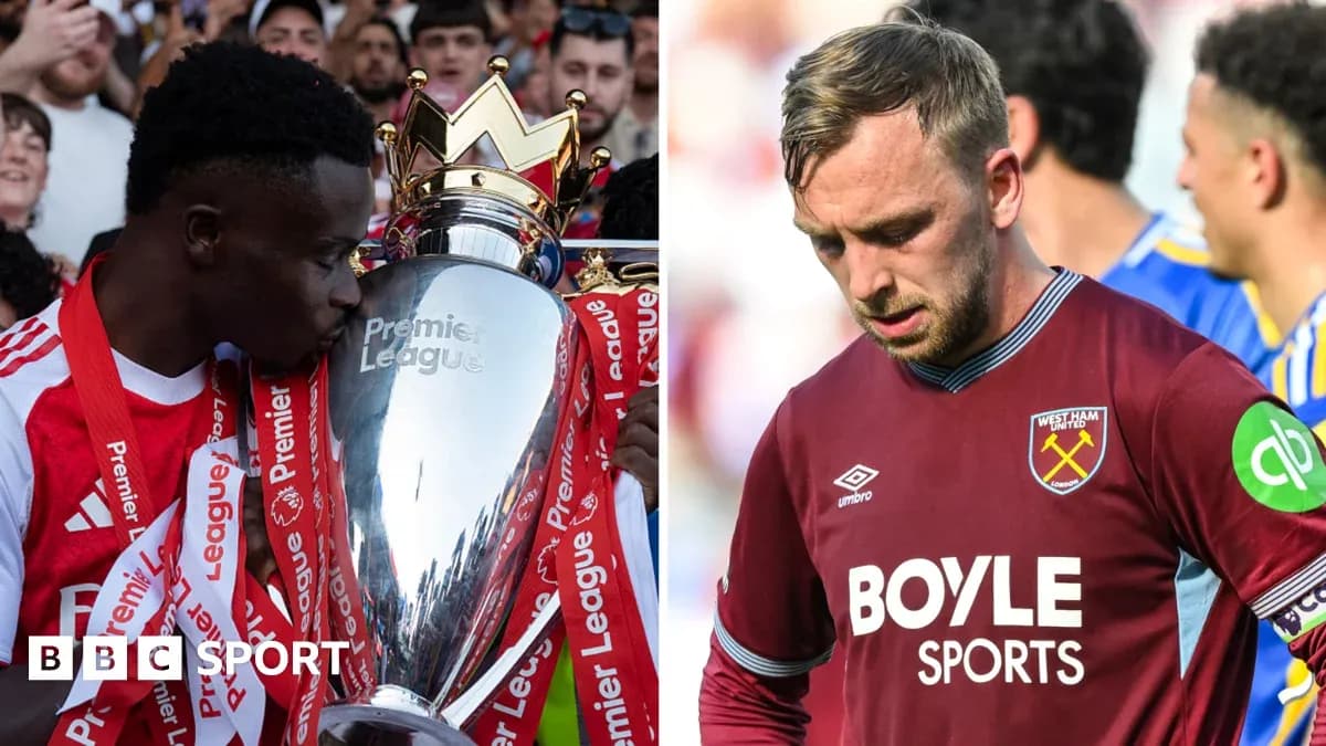 Jugador celebra con el trofeo de la Premier League Jugador celebra con el trofeo de la Premier League