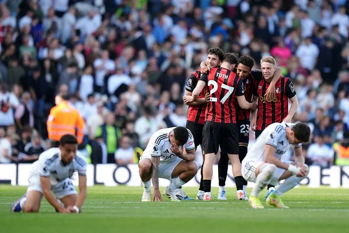 Jugadores de Bournemouth celebrando en el campo Jugadores de Bournemouth celebrando en el campo