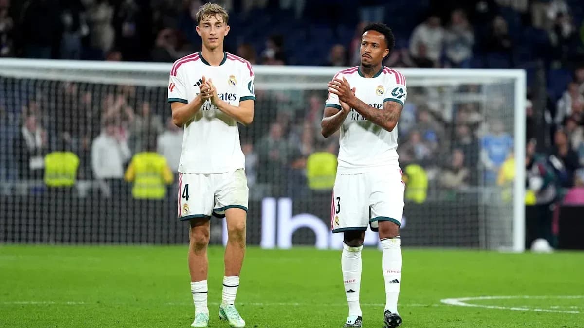 Jugadores del Real Madrid aplaudiendo tras el partido Jugadores del Real Madrid aplaudiendo tras el partido