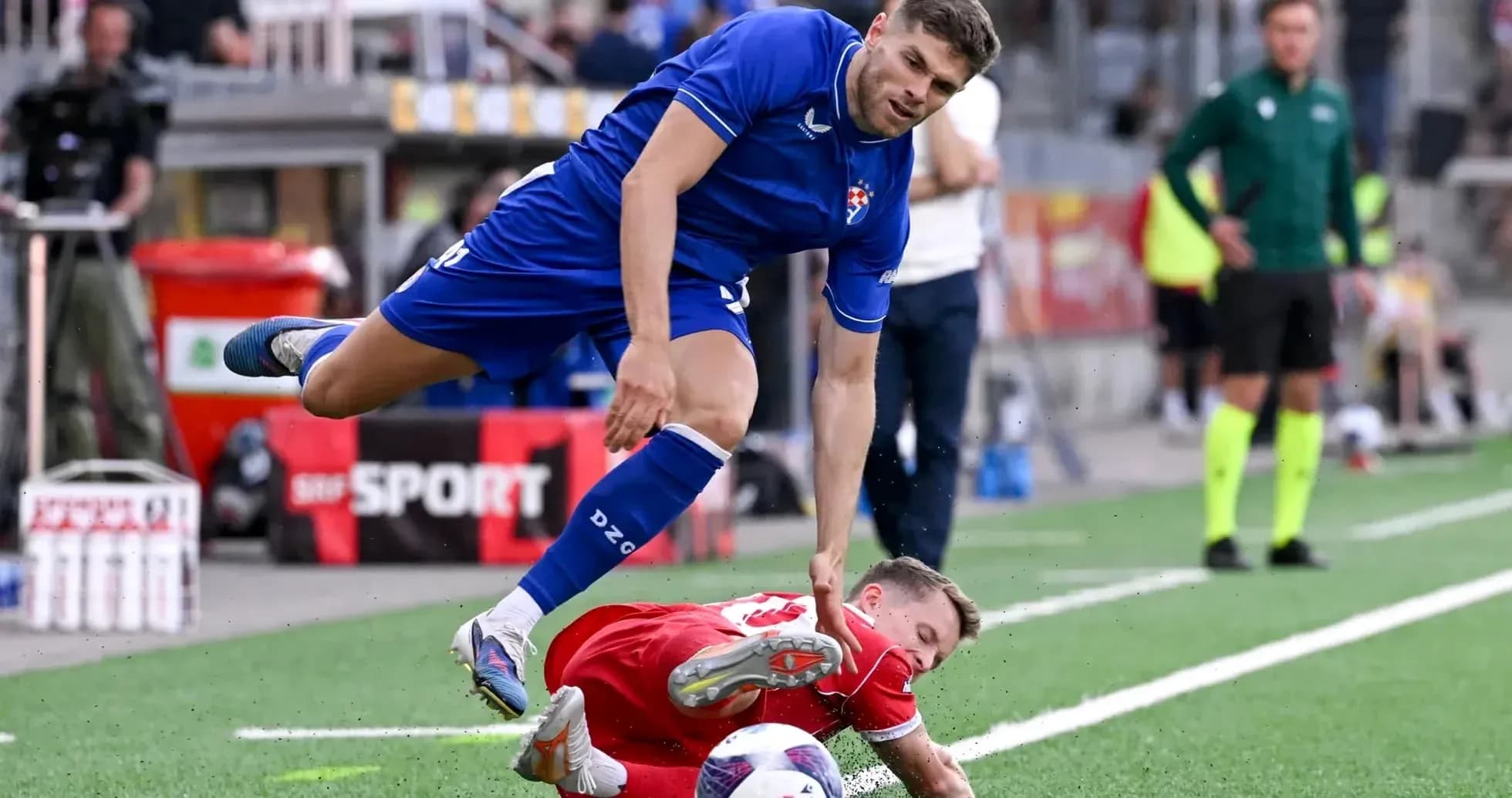 Jugador de Dinamo Zagreb en acción contra FC Thun Jugador de Dinamo Zagreb en acción contra FC Thun