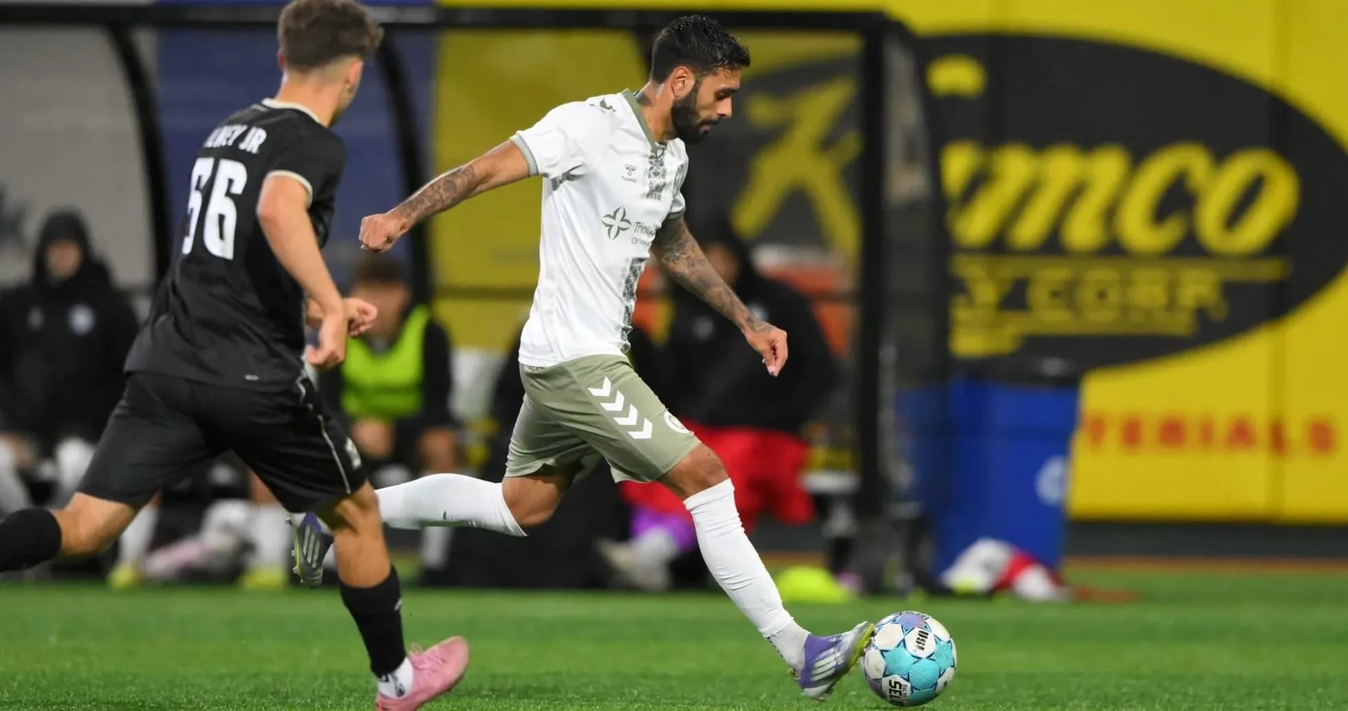 Jugador del NY Cosmos controlando el balón Jugador del NY Cosmos controlando el balón
