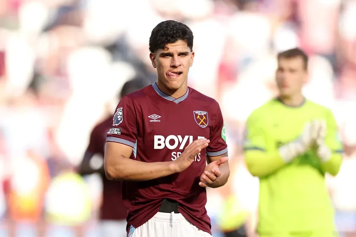 Jugador de West Ham aplaudiendo en el campo Jugador de West Ham aplaudiendo en el campo