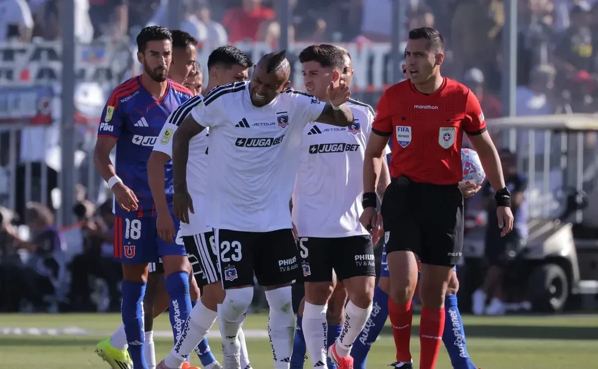 Jugadores de Colo Colo celebrando un gol Jugadores de Colo Colo celebrando un gol