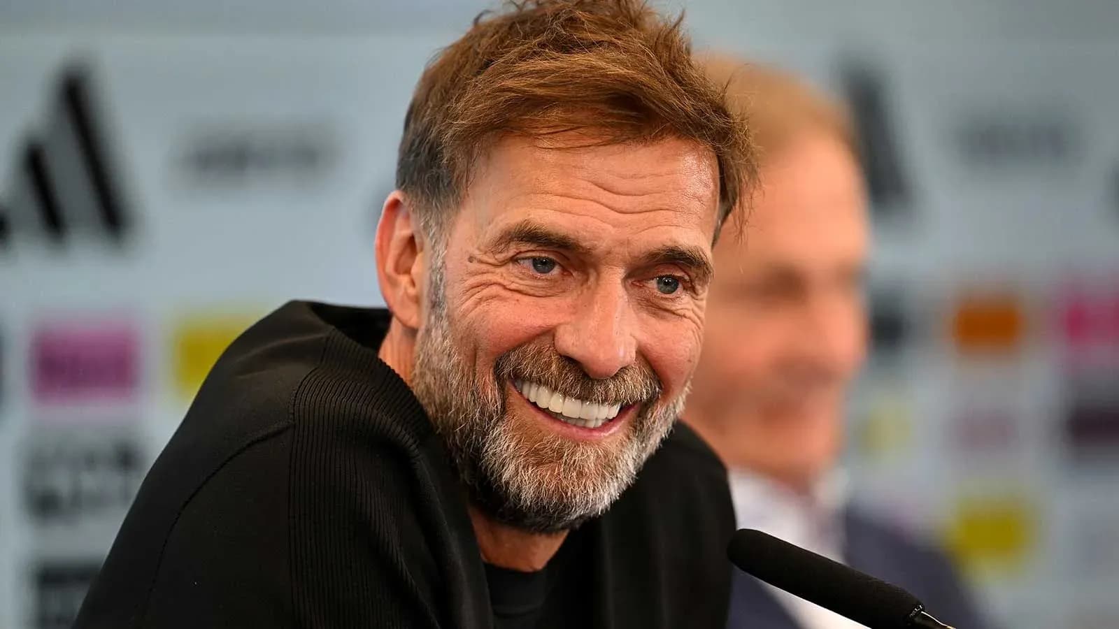 Entrenador sonriendo en conferencia de prensa Entrenador sonriendo en conferencia de prensa