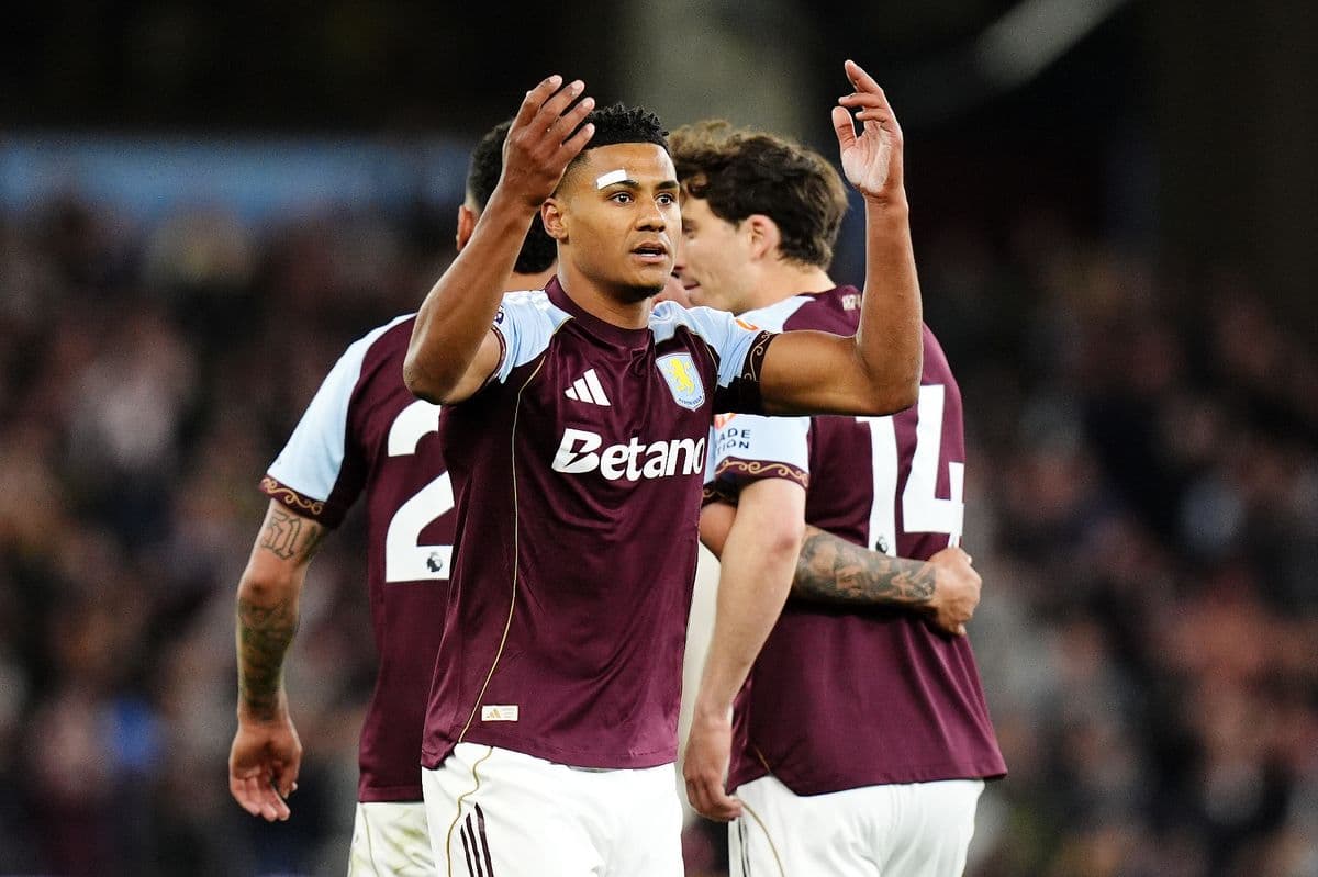 Jugador de Aston Villa en acción durante el partido Jugador de Aston Villa en acción durante el partido