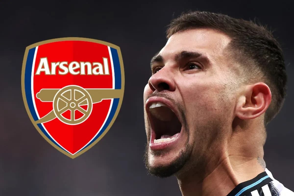 Jugador de Arsenal celebrando con el escudo del equipo Jugador de Arsenal celebrando con el escudo del equipo