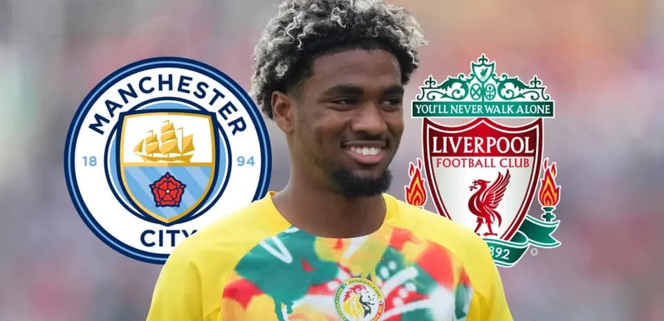 Jugador sonriendo con logotipos de Manchester City y Liverpool Jugador sonriendo con logotipos de Manchester City y Liverpool