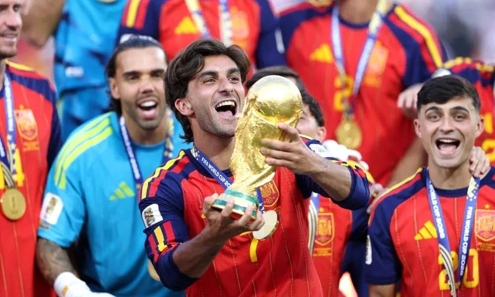 Jugador de España levantando trofeo de la Copa Mundial Jugador de España levantando trofeo de la Copa Mundial