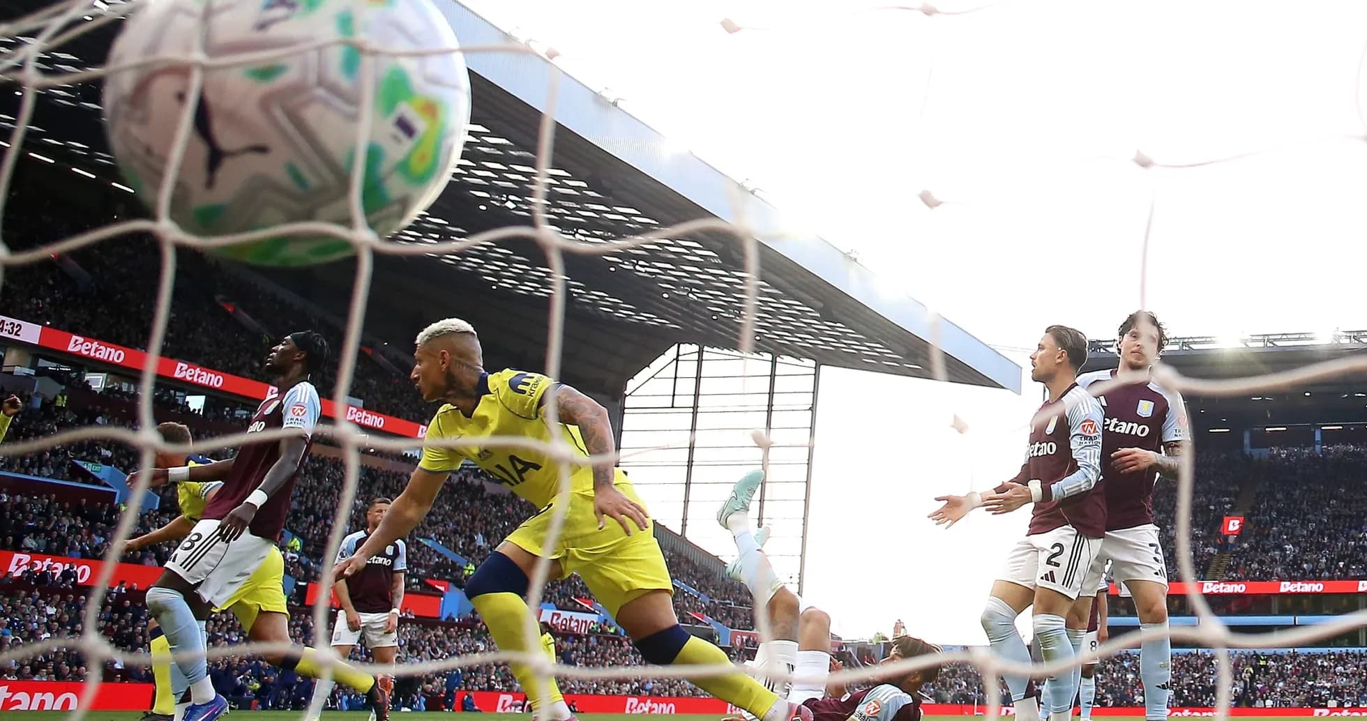 Gol de Tottenham en el partido contra Aston Villa Gol de Tottenham en el partido contra Aston Villa