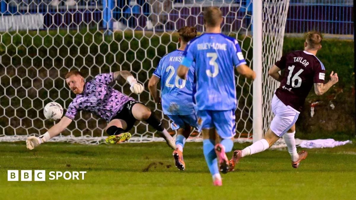 Portero lanzándose para detener un tiro a gol Portero lanzándose para detener un tiro a gol