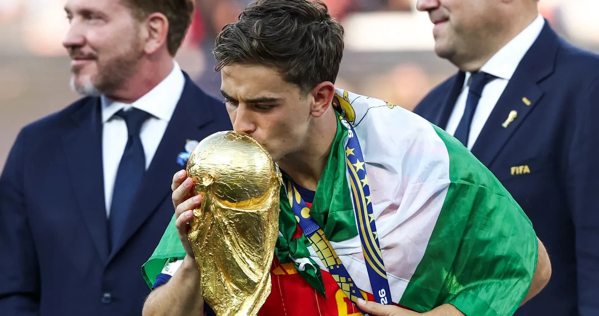 Jugador besando el trofeo de la Copa del Mundo Jugador besando el trofeo de la Copa del Mundo