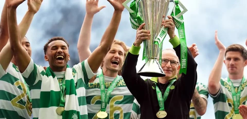 Jugadores de Celtic celebrando con el trofeo Jugadores de Celtic celebrando con el trofeo