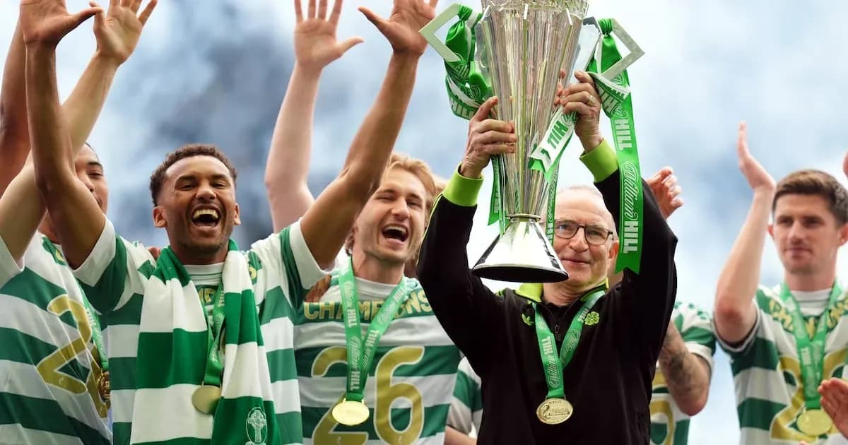 Jugadores de Celtic celebrando con el trofeo Jugadores de Celtic celebrando con el trofeo